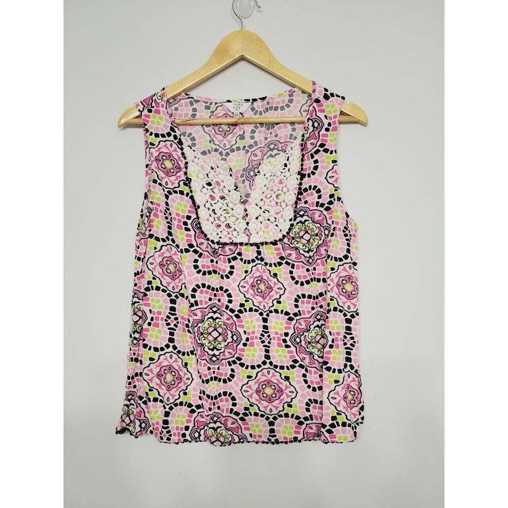 Crown&Ivy Women's Sleeveless Blouse Size Medium Petite Lace‎ Geometric